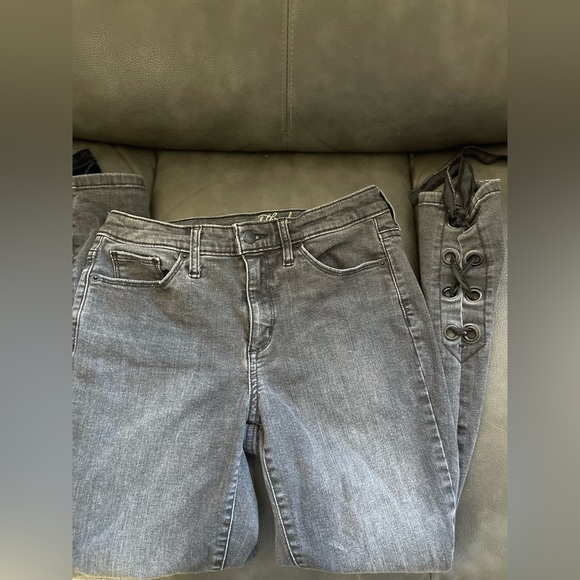 Universal Thread - Picture 3 of 3